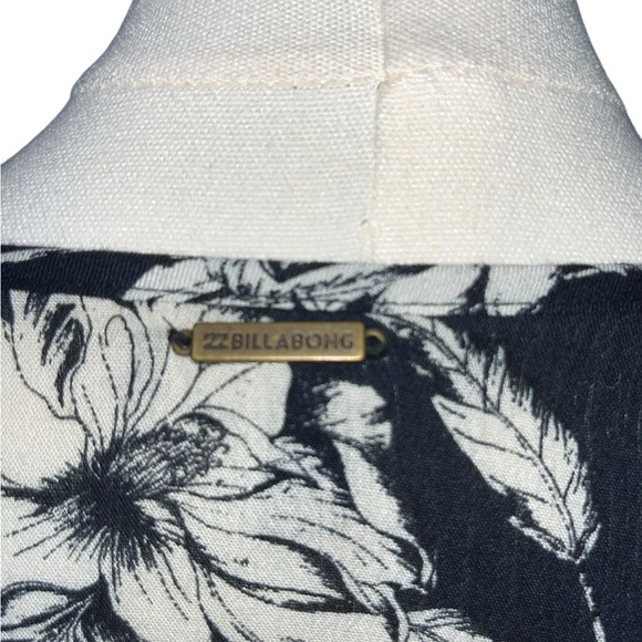 ~ NWT Billabong Floral Print Blouse lightweight Size Medium - Picture 3 of 9